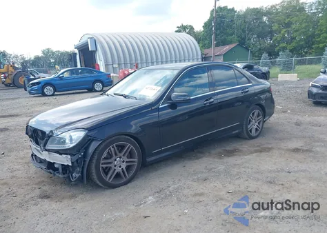 2013 Mercedes-Benz C 300 Luxury 4Matic/Sport 4Matic z USA, uszkodzony, nr VIN WDDGF8AB3DR284534